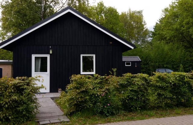 Durable vacation bungalow with garden. This vacation bungalow is located at the front of the park De Kremmer in Gasselte and is near 't Nije Hemelriek. Suitable for four persons.