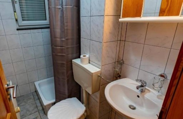 Dvokrevetna soba s bračnim krevetom i pogledom na vrt