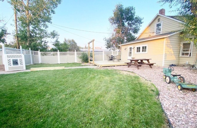 Dwntwn Custer Farmhouse on Main St. with Hot Tub