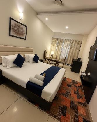 Eagle Hospitality ! Lift ! Large Rooms ! Parking ! Top Rated and Most Awarded Property by SIDHAM Group