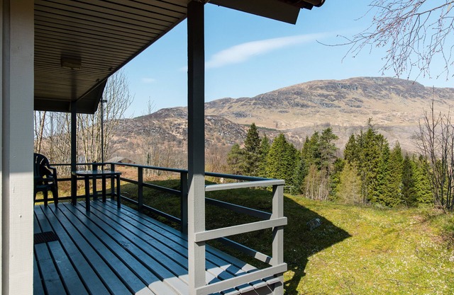 Eagle Lodge with stunning loch and mountain view