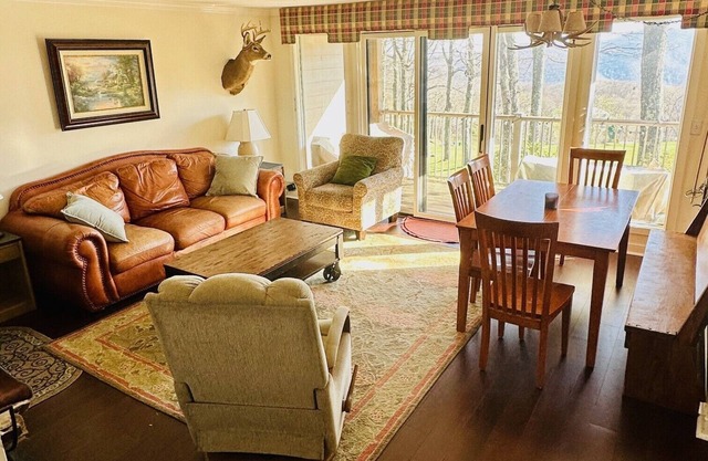 Eagles Court Slopeside Condo, Wifi, Walk to everything!