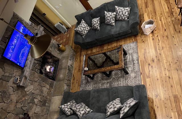 Early Ski 750 nt half mile town, Fireplace, Hot Tub, Pool Table, Heated Garage