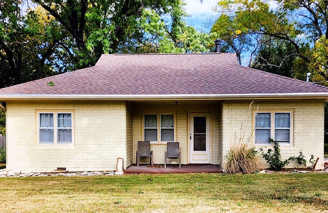 Easy Access to area events-Mid-Century Home