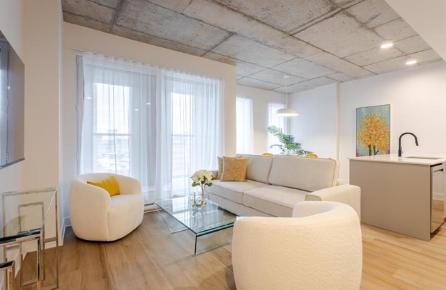 Echoes of Chic 2BR Hideaway in Old Port