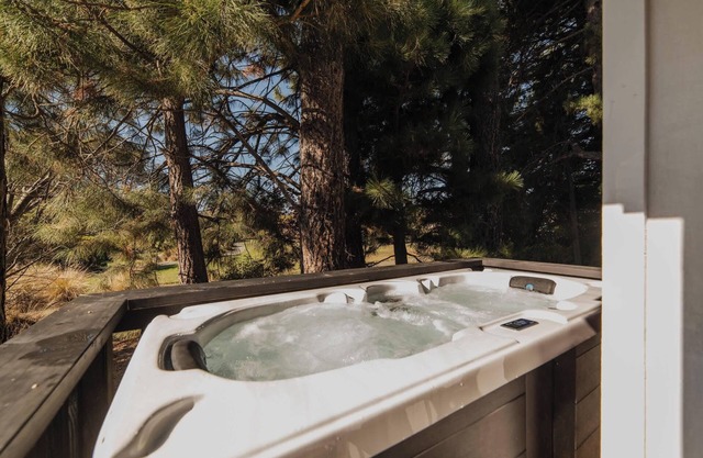 Eclipse Haven | 2BR + Hot Tub + Parking | Sleeps 5