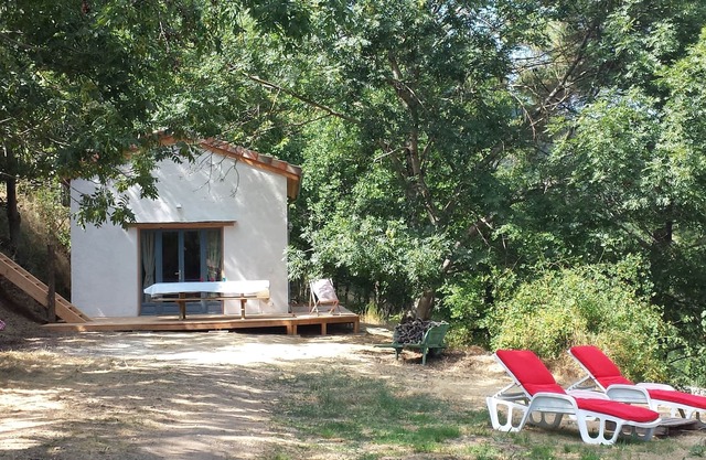 Eco cottage in Monts et Merveilles, swimming pool, riverside, 3 ha of nature.