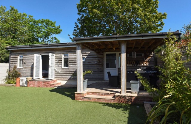 Eco-Lodge nr QA hospital - short term tenancy only