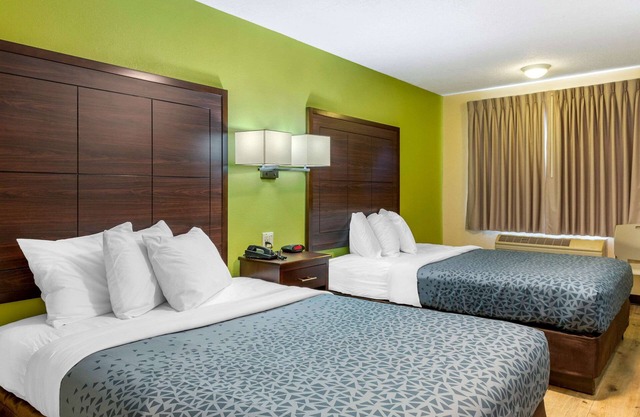 Econo Lodge West - Coors Blvd