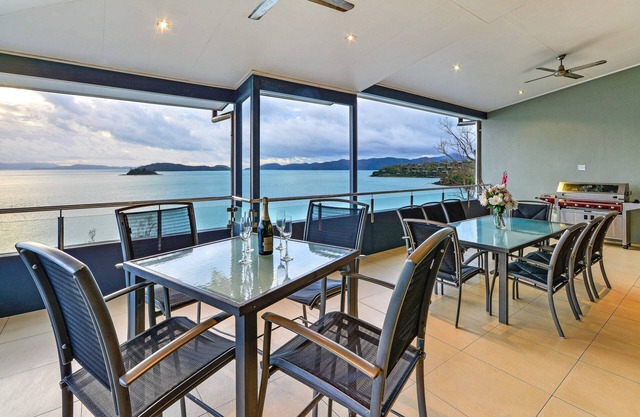 Edge 12 Hamilton Island - absolute oceanfront with golf buggy