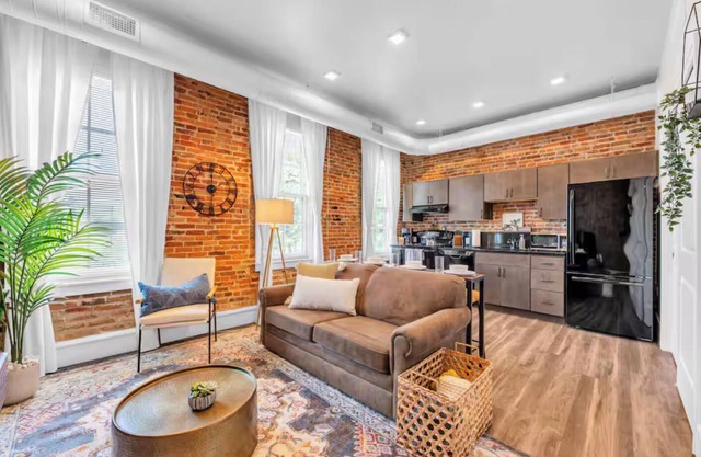 Edison Place: Premier Industrial Modern Downtown 1 BR Loft