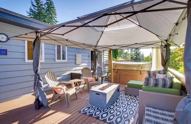 Edmonds Retreat w/ Private Hot Tub & Backyard!