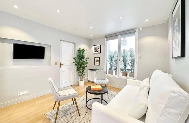 Eiffel Tower: Parisian appartment for 4