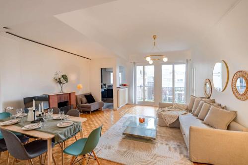 Eiffel View Chic 2BR with Balcony