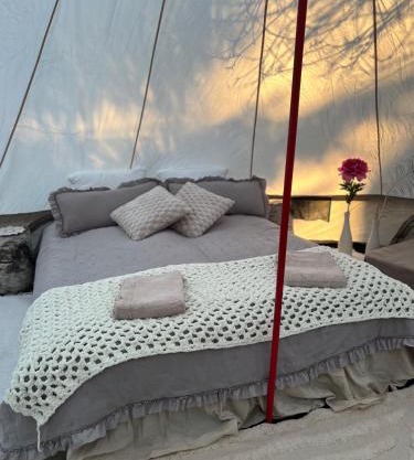 Elämyksellinen majoitus glamping-teltassa