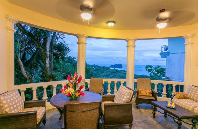 El Capuchin: Ocean View Apt in B&B-style Villa w/Huge Pool & Central Location