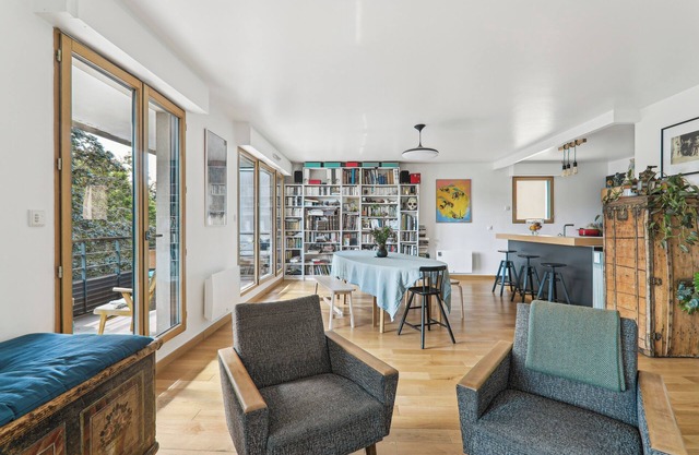 Elegant 2 Bedroom Parisian flat with lovely balcony view of the Père Lachaise