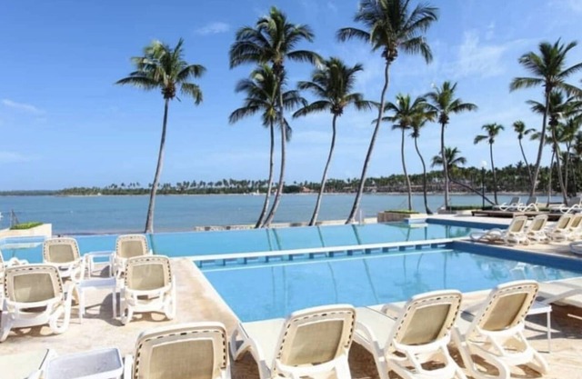 Elegant 2BR APT w/PGA Golf, Pool & Beach Club