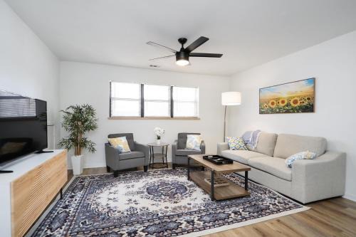 Elegant 2BR Escape in Manhattan with WiFi & Parking