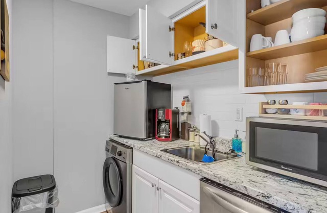 Elegant 3BR Retreat: Comfort, Style Prime Location