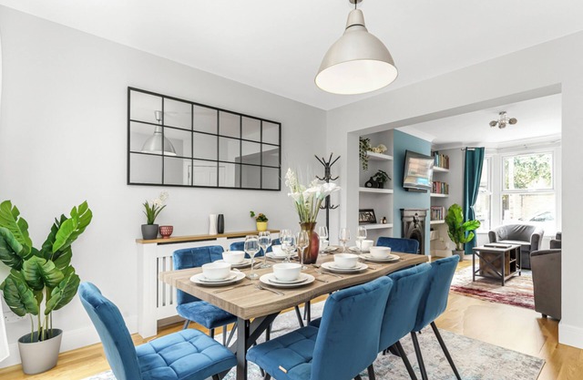 Elegant 4 bedroom family home with easy access into London. Parking included!