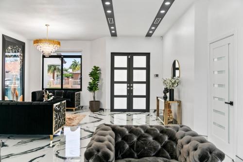 Elegant 5BR Stay with Pool, Games and BBQ Fun L87