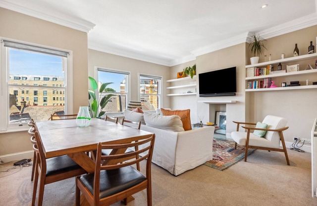 Elegant and Well-Connected 2BD Flat, Fulham