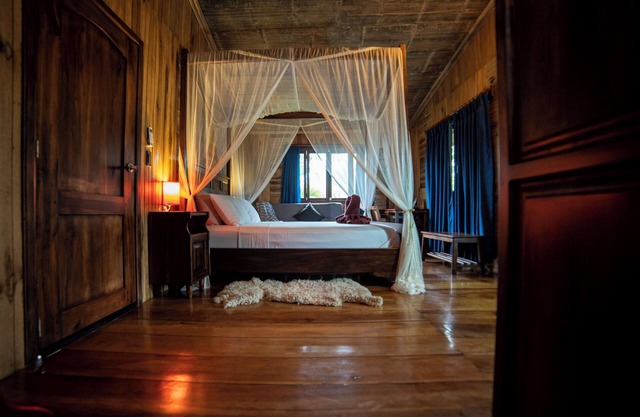 Elegant, bright and beautifully crafted cabin with fine wood. Double balcony.
