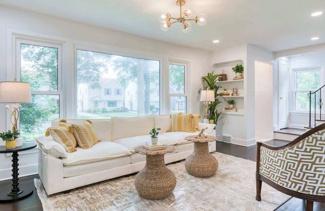 Elegant Cleveland Home: 3BR, Designer Kitchen & Sunroom