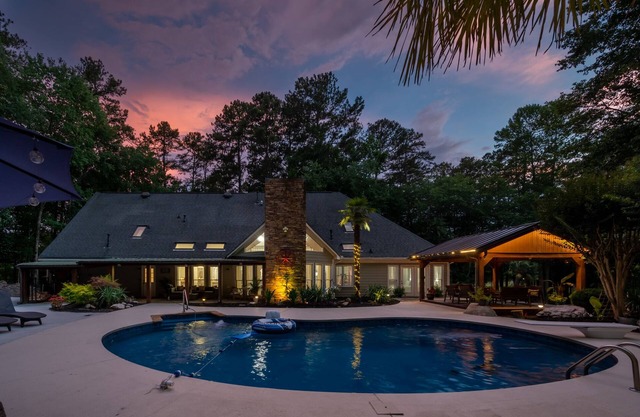 Elegant Farm Stay 18 Beds Pool (Seasonal)