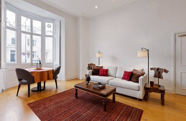 Elegant flat in Bayswater, West London