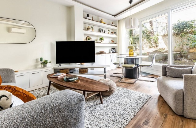 Elegant Flat Orchard Ave, 7 Min to Beach