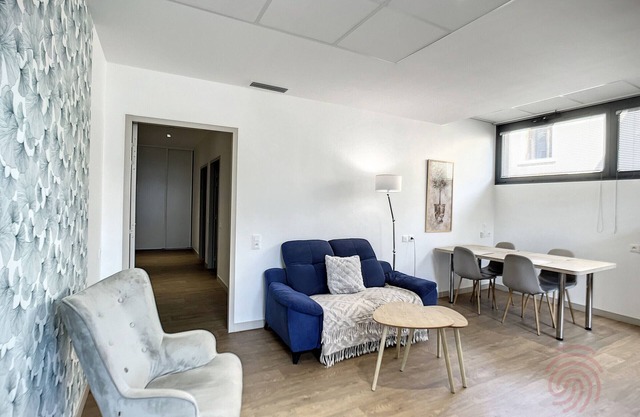 Elegant PMR Apartment: A/C, Terrace, Parking, Near Lamalou-les-Bains Spa, Pet-Friendly