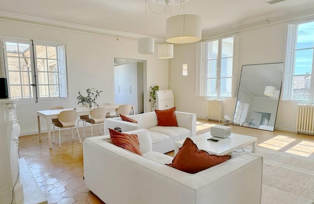 Elegant Rare Historic Apt Aix Center w Air conditioning Elevator and Parking