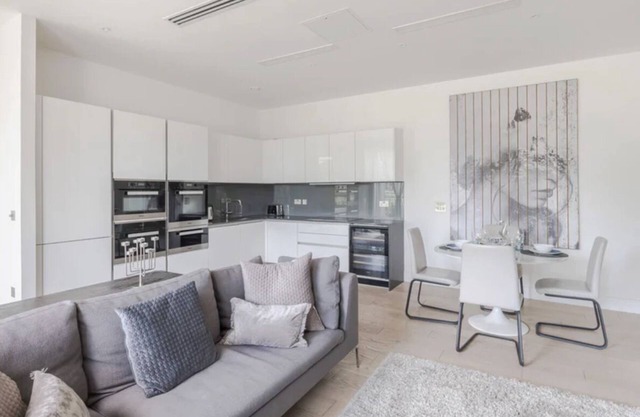 Elegant Riverside Haven-Private entrance,Gym.