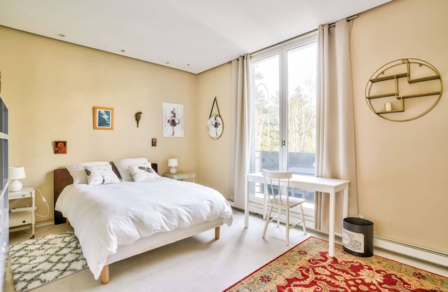 Elegant six-bedroom villa of 350 m2 with garden.