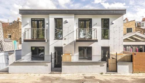 Elegant & Spacious House 3BR 3BA Balcony Patio