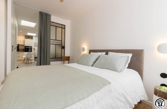 Elegant urban apartment with parking: explore the city on foot!