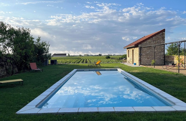 Elegantly renovated residence with garden and pool in famous wine village South