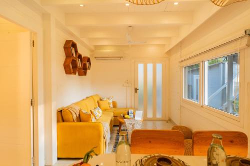 ELIVAAS House of Neptune 1 BHK Cottage on the Beach & Famous Cafes, Restros
