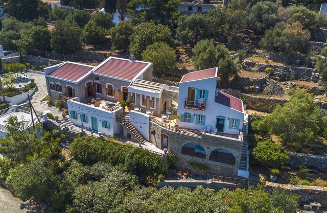 Emporio A Captivating 6-Bed Villa in Nimborio