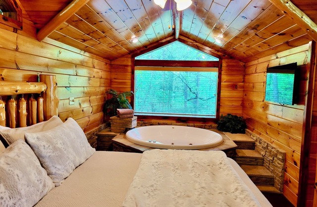 Enchanted Forest Hilltop Hideaway- 1 bedroom Cabin with Jacuzzi tub! Hiking Trail & Cave on property!