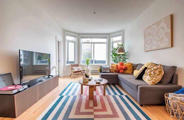 Enchanting 1 Bedroom Home in Heart of Seattle! + Pool & Parking