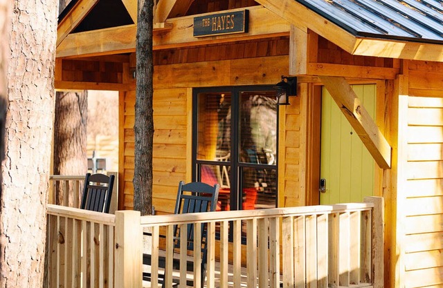 Enchanting Cabin Treehouse Retreat with Fire Pit - Perfect Getaway!