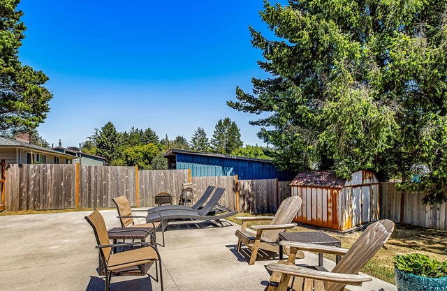 Enchanting dog-friendly with hot tub, lake nearby, fast WiFi, & washer/dryer