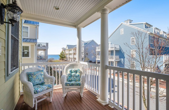 End townhome w/partial bay view - steps to resort pools, beach & clubhouse