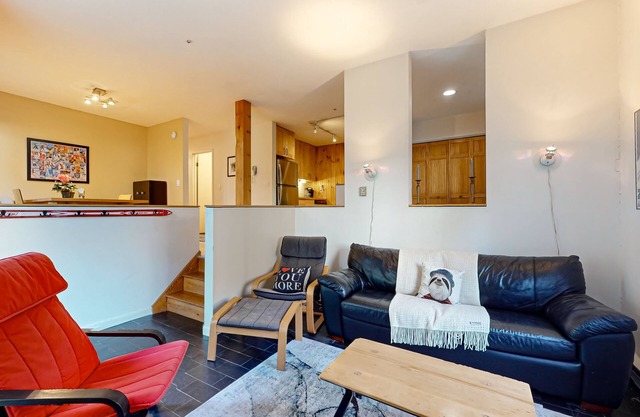 End-unit condo w/fireplace, pool, sauna, tennis, deck, ski locker, w/d