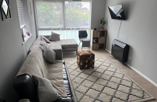 Enfield City Apartment Retreat - Sleeps 5