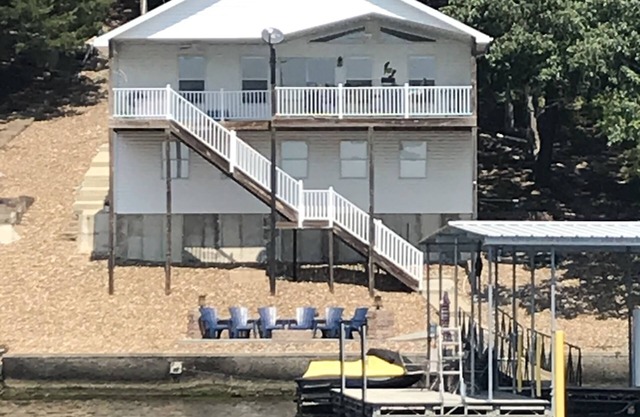 Enjoy Breathtaking Views At This Relaxing Large Family-Friendly Lakehome