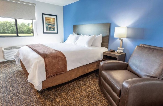 Enjoy Full Kitchen & Cozy Space in Huntersville! | Free Parking, BBQ Facilities!